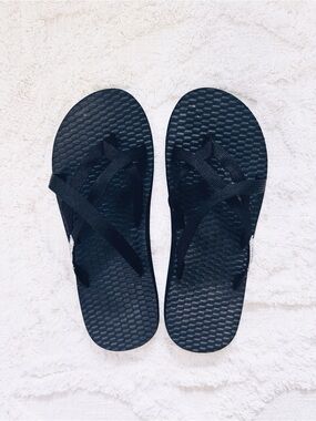Rafters Women’s Black Strappy Flip Flop Sandals Size 6.5 EUC